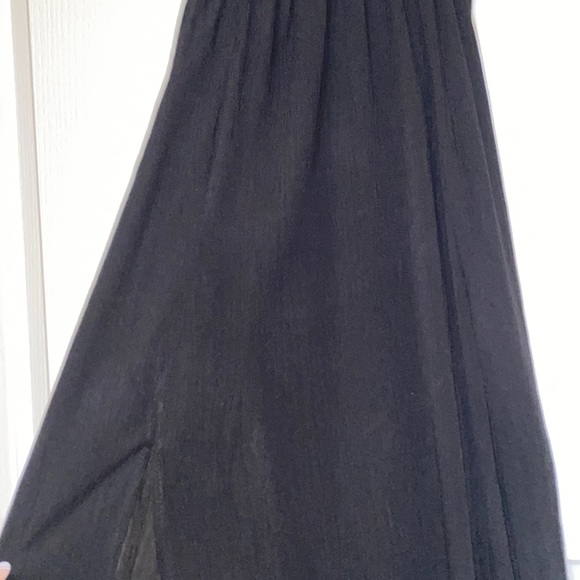 A BLACK DRESS - Picture 3 of 5